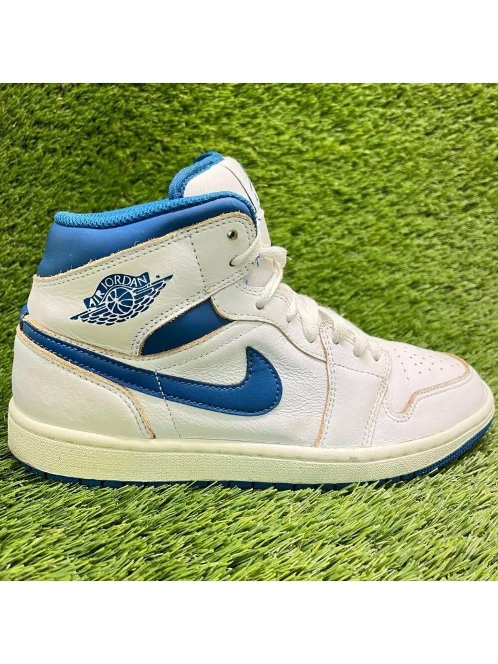 Nike Air Jordan 1 Mid SE Mens Size 8 White Blue Athletic Leather Shoes Sneakers